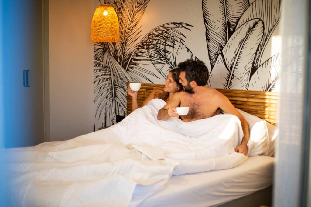 זוג שותה קפה במיטה בבית מלון - דירות נופש לזוג , אפשרות לשכור דירה לטווח קצר או ארוך